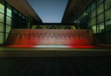 Croce Rossa, ADR illumina di bianco e rosso la fontana dell’aeroporto