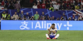 Mbappè fa tremare la Francia: botta al naso, ma niente intervento