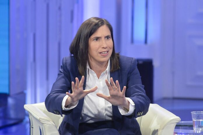 Elly Schlein durante la trasmissione Porta a Porta