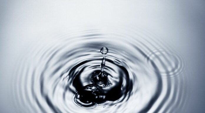 Il 64% degli italiani beve meno di 2 litri d’acqua al giorno