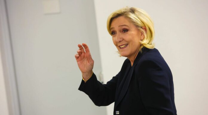Francia, la destra al 34%. Le Pen “Blocco Macron quasi cancellato”