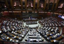 Autonomia, scoppia la rissa alla Camera. Colpito Donno del M5S “Non riuscivo a respirare”. FdI e Lega “Commediante”