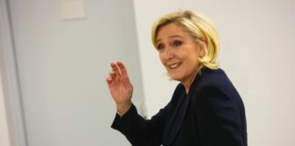 Francia, la destra al 34% secondo gli exit poll. Le Pen “Blocco Macron quasi cancellato”