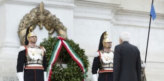 ماتاريلا يضع إكليلاً من الغار على مذبح الوطن