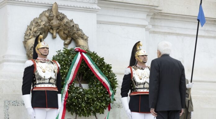 Mattarella depone corona d’alloro all’Altare della Patria