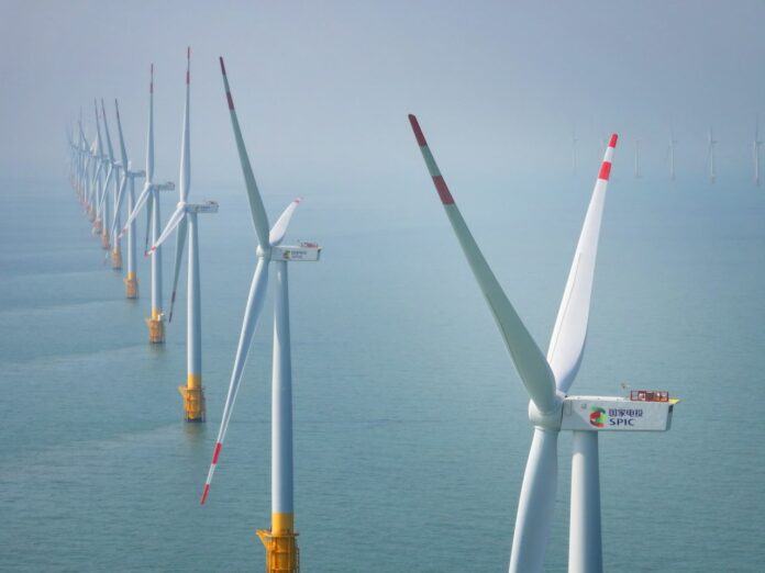 Cina: produzione di energia eolica nel Jiangsu. Una vista di un parco eolico offshore nella contea di Rudong