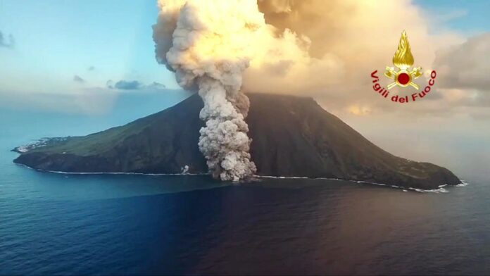 STROMBOLI - Allerta rossa per il vulcano. Eruzione e nube di cenere alta 2 chilometri.
