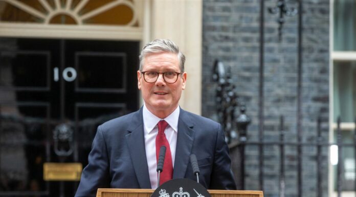 Starmer si insedia a Downing Street “Ricostruiremo la Gran Bretagna”