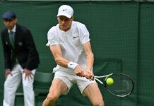 Sinner ai quarti a Wimbledon, Shelton battuto in tre set