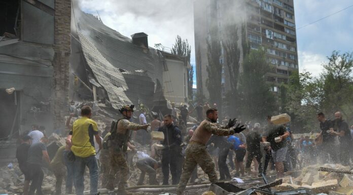 Raid russo su Kiev, colpito anche un ospedale pediatrico