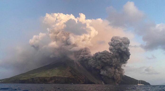 Nuova esplosione sullo Stromboli, nube e cenere sull’isola