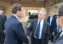 Stellantis, stretta di mano Elkann-Urso. Si apre fase nuova per l’auto