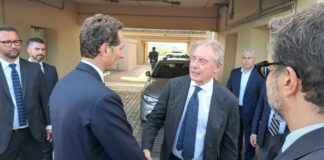 Stellantis, stretta di mano Elkann-Urso. Si apre fase nuova per l’auto