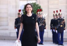 Il Ministro dello Sport francese nuota lungo la Senna