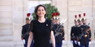 Il Ministro dello Sport francese nuota lungo la Senna