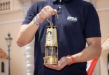 La fiamma olimpica sbarca a Parigi, pronta la staffetta della torcia