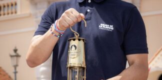 La fiamma olimpica sbarca a Parigi, pronta la staffetta della torcia