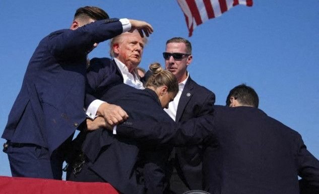 Spari su Trump a un comizio in Pennsylvania, ferito a un orecchio