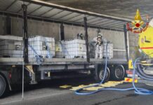 Varese, si rompono contenitori liquido pericoloso su tir. Intervento Vvf
