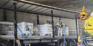 Varese, si rompono contenitori liquido pericoloso su tir. Intervento Vvf