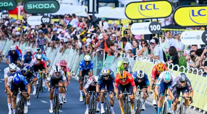 Philipsen vince in volata e fa tripletta al Tour