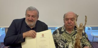 Emiliano consegna a Lino Banfi il premio “Radici di Puglia”