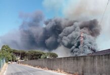 Roma, incendio di sterpaglie coinvolge abitazioni e capannoni