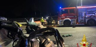 Milano, furgone contromano sulla A4 travolge taxi. Un ferito grave