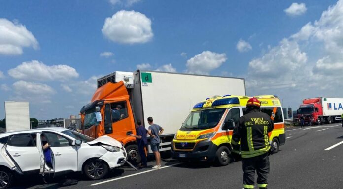Grave incidente sulla A4, un morto e 17 feriti