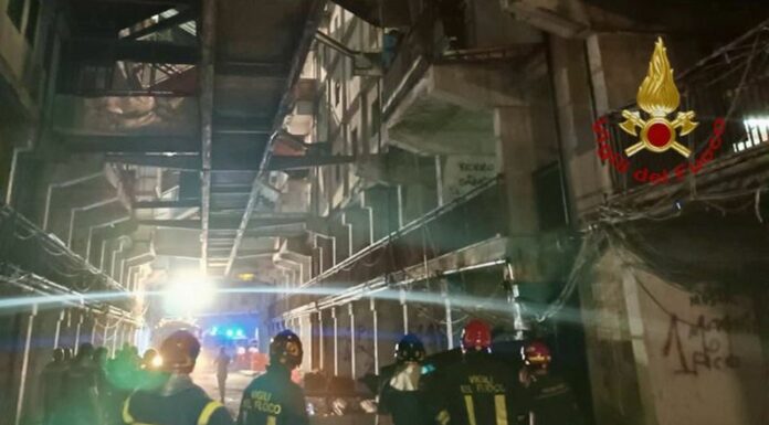 Napoli, crolla un ballatoio alle Vele di Scampia. 2 morti e 13 feriti. Manfredi “Indagine farà chiarezza”