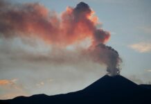 Etna in eruzione, fontane di lava e cenere. Chiuso l’aeroporto di Catania