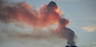 Etna in eruzione, fontane di lava e cenere. Chiuso l’aeroporto di Catania
