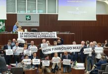 Lombardia, flash mob opposizioni in Consiglio contro governo Fontana
