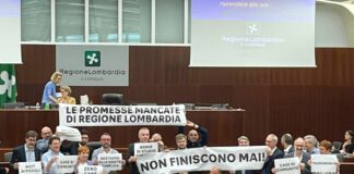 Lombardia, flash mob opposizioni in Consiglio contro governo Fontana