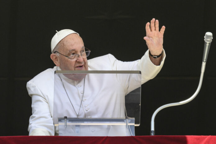Roma, Papa Francesco benedice i fedeli durante la preghiera dell'Angelus in Piazza San Pietro