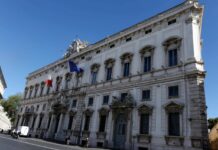 Consulta boccia norma della Regione su ricostruzione edifici al mare