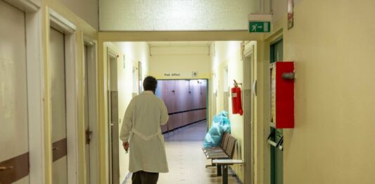 È morto Mattia Maestri, il bimbo in stato vegetativo da 9 anni dopo aver mangiato un formaggio a latte crudo contaminato
