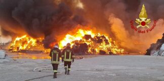 Migliaia di ecoballe in fiamme nel Salernitano, Bonavitacola “Incendio doloso”