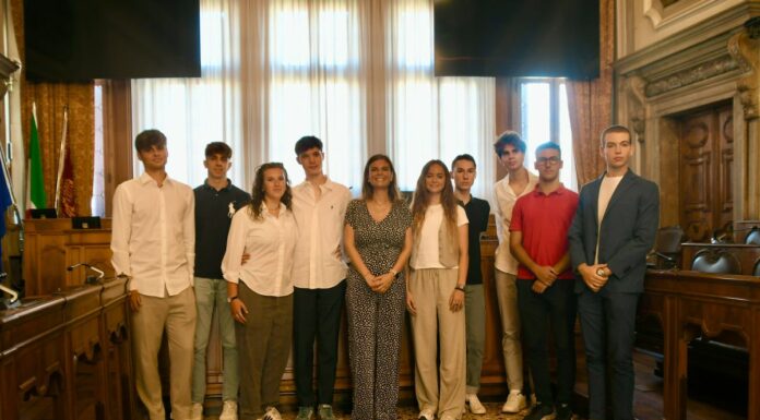 La presidente del Consiglio Damiano premia i neo diplomati con cento