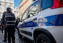Tenta di immergersi nella fontana di Trevi a Roma, multato turista