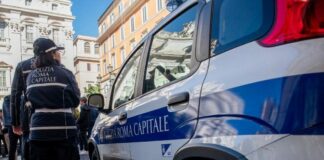 Tenta di immergersi nella fontana di Trevi a Roma, multato turista