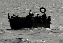 Barcone con 40 migranti in difficoltà a largo delle coste siciliane