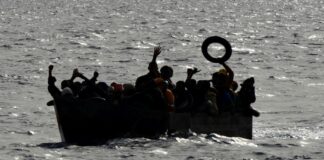 Barcone con 40 migranti in difficoltà a largo delle coste siciliane