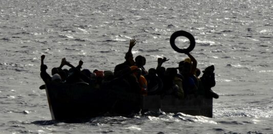 Malta, Alarm Phone: “62 migranti in pericolo, gommone alla deriva”