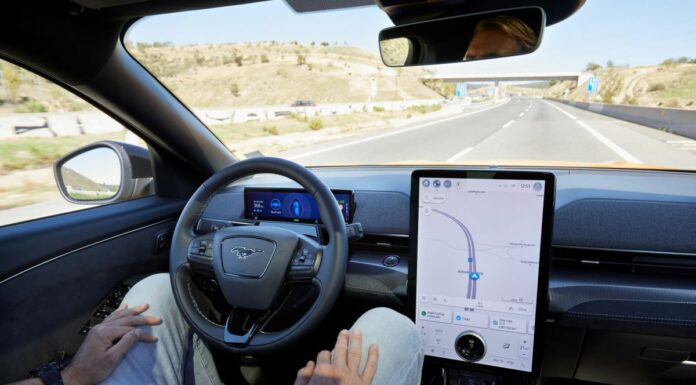 Con Ford BlueCruise sulle autostrade europee si guida senza mani