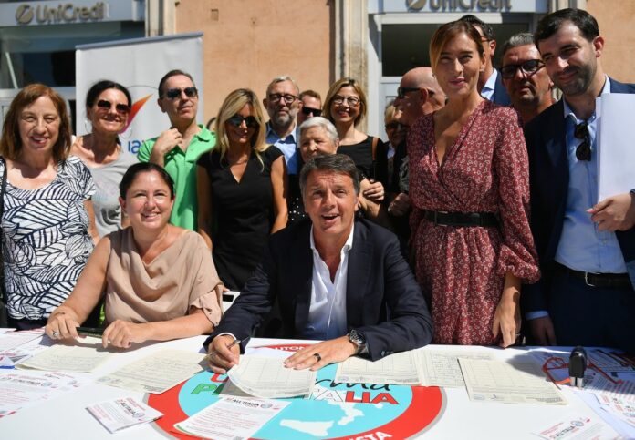 Roma 08/08/2024Matteo Renzi e Maria Elena Boschi al banchetto di Italia Viva per la raccolta delle firme contro l' autonomia differenziata allestito a Largo di Torre Argentina