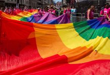 Report Booking.com, 59% dei viaggiatori LGBTQ+ ha subito discriminazioni