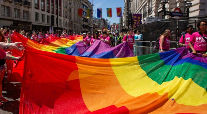 Report Booking.com, 59% dei viaggiatori LGBTQ+ ha subito discriminazioni