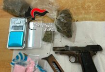 Nascondevano cocaina rosa e pistola, 3 giovani in manette a Napoli