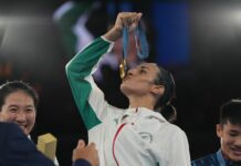 Khelif e Lin portabandiera alla cerimonia di chiusura